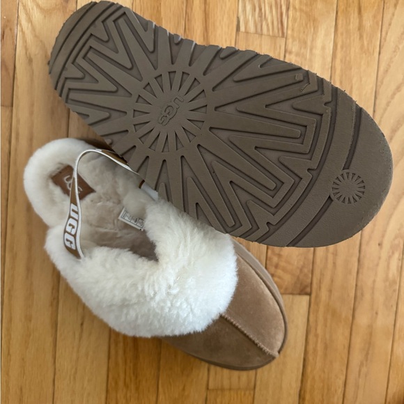 UGG Tan and Cream Slippers with Plush Collar and strap - Picture 5 of 5